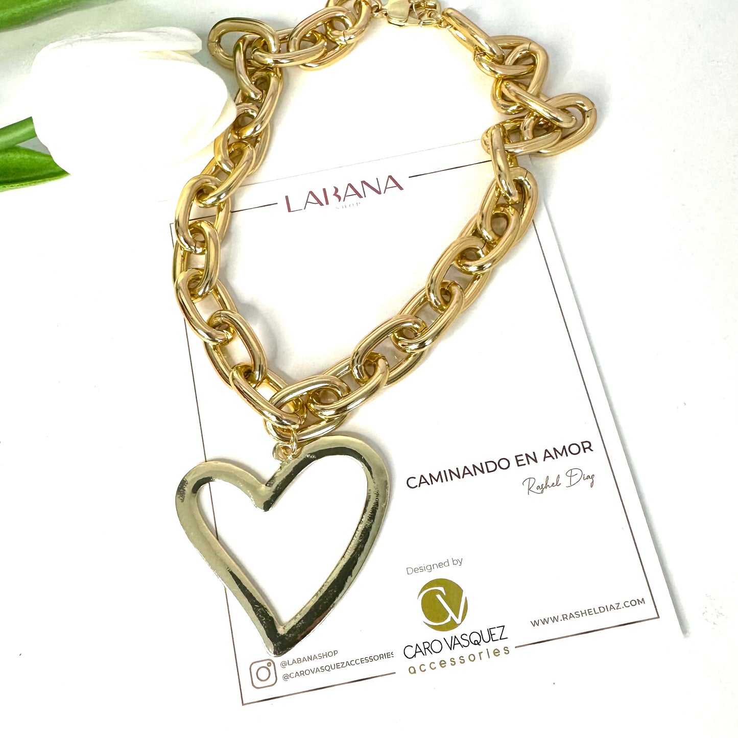 Collar caminando en amor