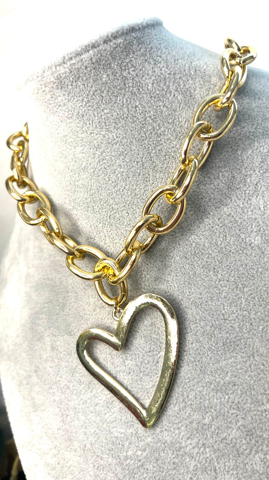 Collar caminando en amor